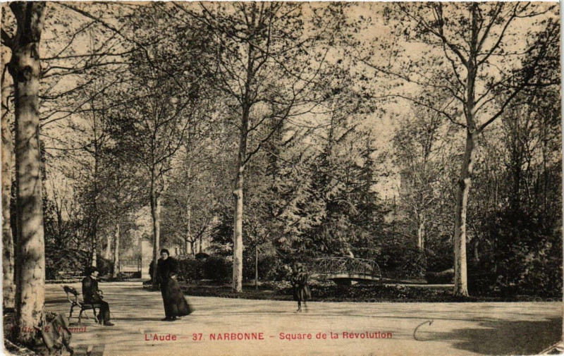 Carte postale ancienne Narbonne Square de la Revolution à Narbonne