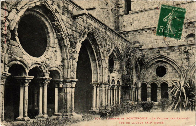 Carte postale ancienne L'Abbaye de Fontfroide - Le Cloitre