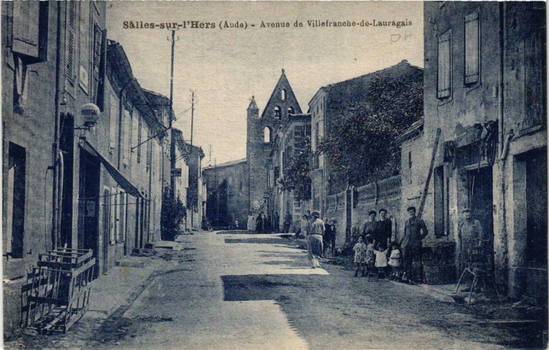 Carte postale ancienne Salles-sur-l'Hers Avenue de Villefranche-de-Lauragais à Salles-sur-l'Hers