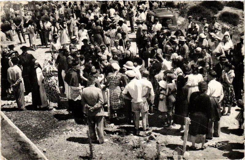Carte postale ancienne Saint-Pierre-de-la-Mer la foule entourant Monseigneur