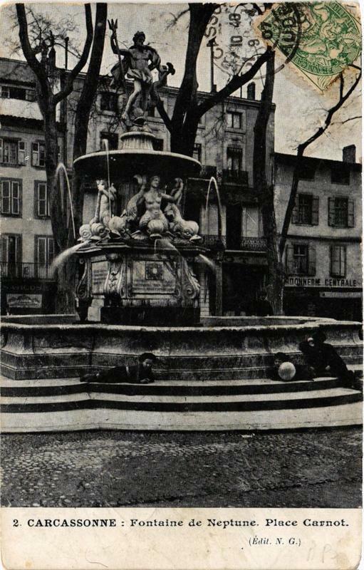 Carte postale ancienne Carcassonne Fontaine de Neptune. Place Carnot à Carcassonne