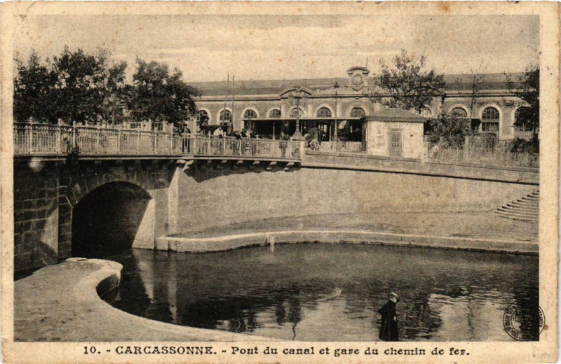 Carte postale ancienne Carcassonne Pont du canal et gare du chemin de fer à Carcassonne