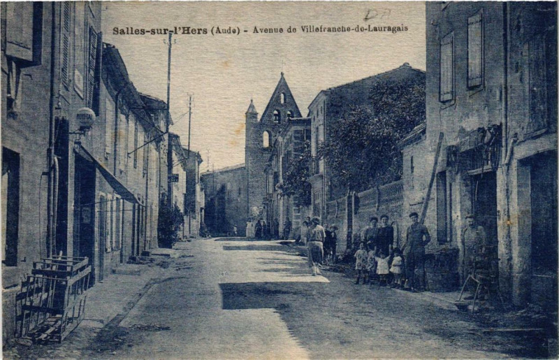 Carte postale ancienne Salles-sur-l'Hers Avenue de Villefranche-de-Lauragais à Salles-sur-l'Hers