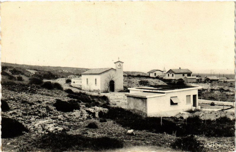 Carte postale ancienne Fleury-d'Aude Saint-Pierre de la Mer La Chapelle et les Villas à Fleury