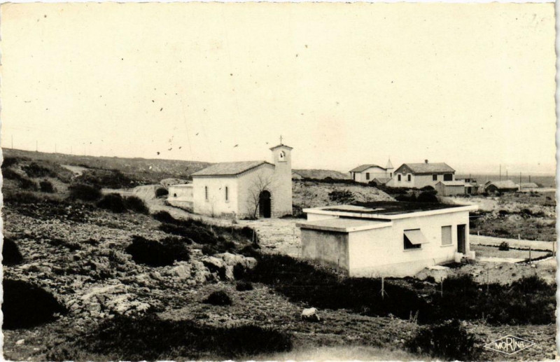 Carte postale ancienne Fleury-d'Aude Saint-Pierre de la Mer La Chapelle et les Villas à Fleury