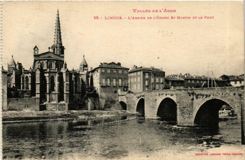 Carte postale ancienne Vallée de l'Aude Limoux L'Abside de Eglise Saint-Martin et le Pont à Limoux