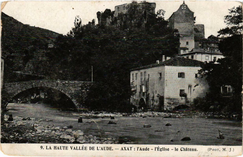 Carte postale ancienne La Haute Vallée de l'Aude Axat l'Aude - Eglise - le Chateau à Axat