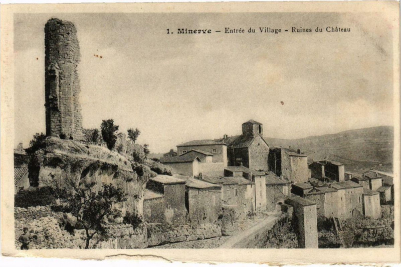 Carte postale ancienne Minerve Entrée du Village - Ruines du Chateau