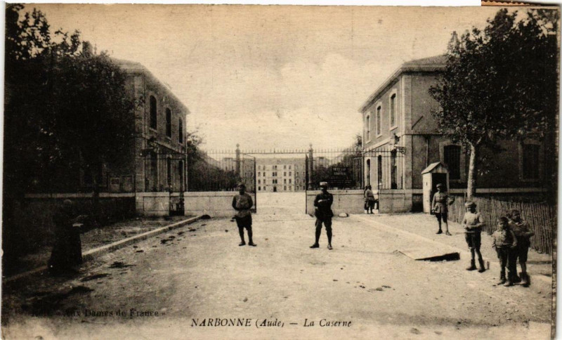 Carte postale ancienne Narbonne La Caserne à Narbonne