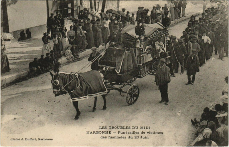 Carte postale ancienne Narbonne - Funérailles de vistimes des fusillades à Narbonne
