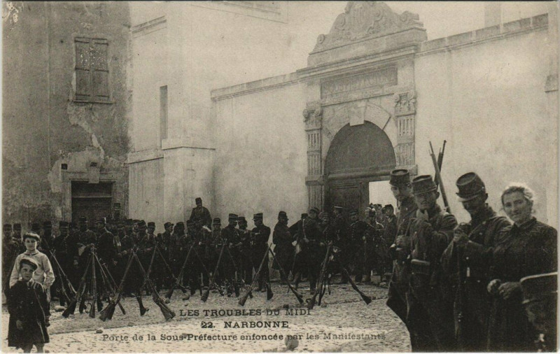 Carte postale ancienne Narbonne - Porte de la Sous Préf. enforcée pas les Manifestants à Narbonne