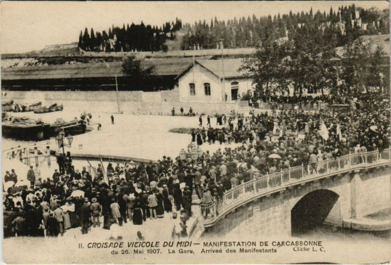 Carte postale ancienne Croisade Viticole du Midi - La Gare Arrivé des Manifestants