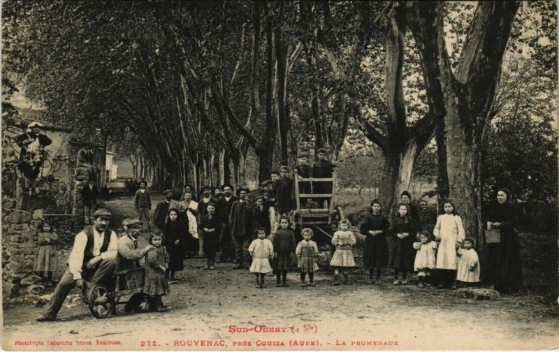 Carte postale ancienne Rouvenac - La promenade