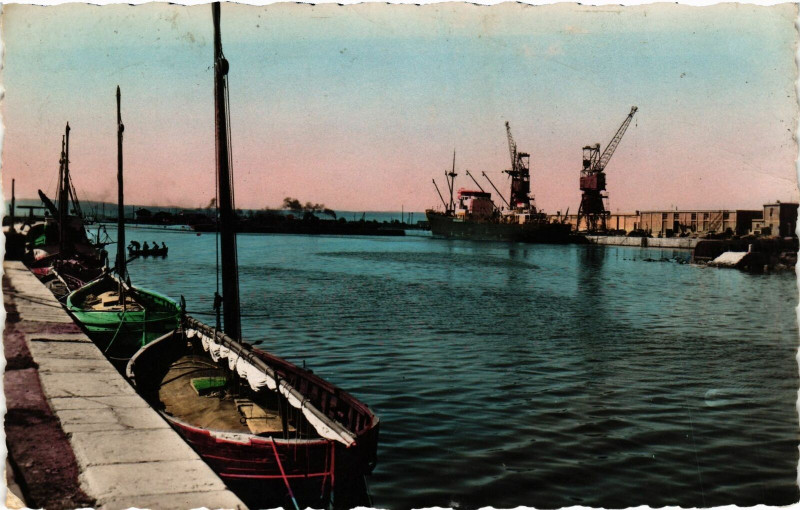 Carte postale ancienne La Nouvelle Plage Le Bassin du Port France