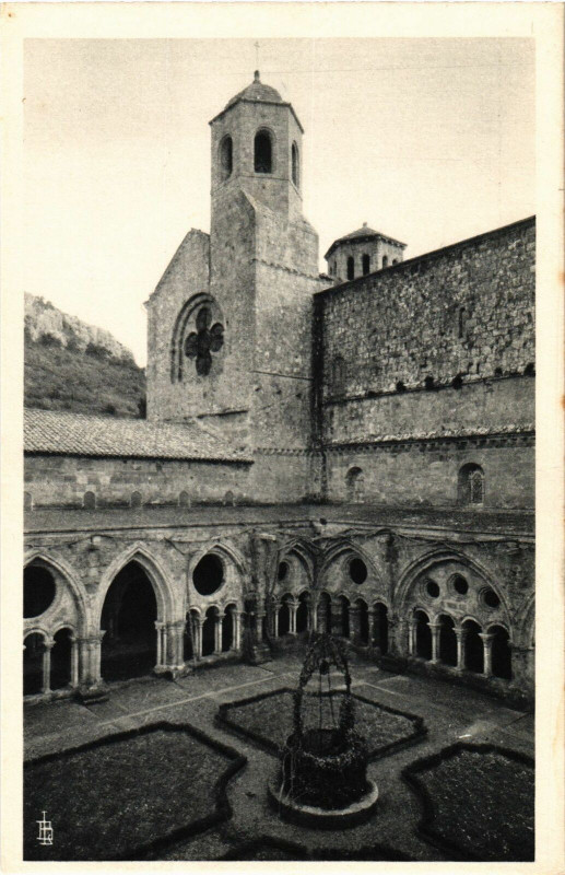 Carte postale ancienne Le Cloitre: Cour centrale et clocher France