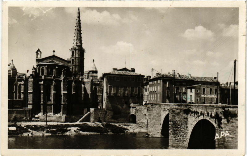 Carte postale ancienne Limoux L'Eglise et le Pont Neuf France à Limoux