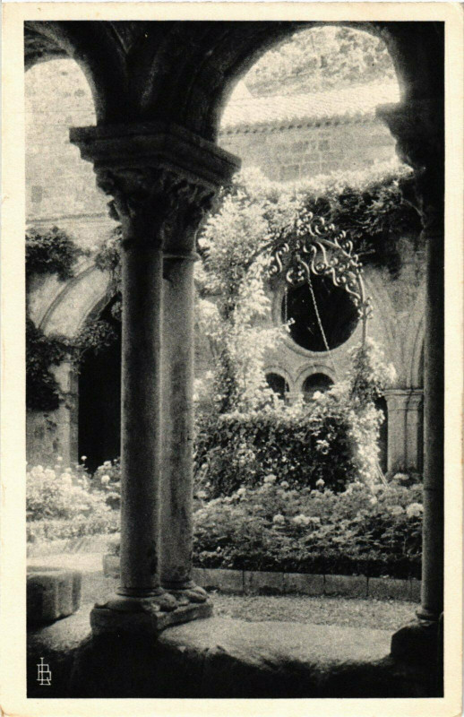 Carte postale ancienne Le Cloitre: Le puits avec margelle France