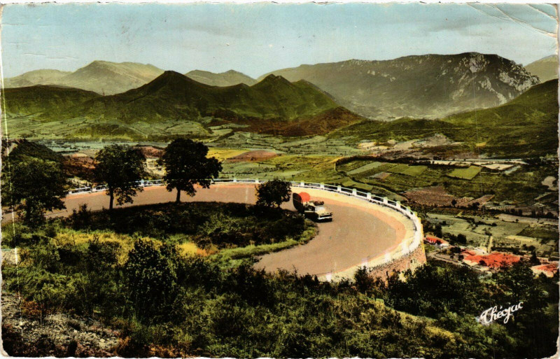 Carte postale ancienne Env.de Quillan Le Col de Portel et les trois Quilles France à Quillan