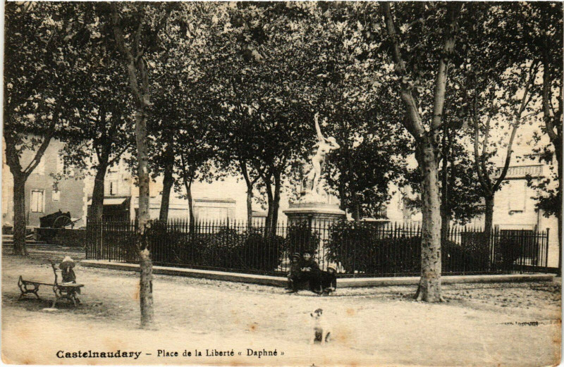 Carte postale ancienne Castelnaudary Place de la Liberte Daphne France à Castelnaudary