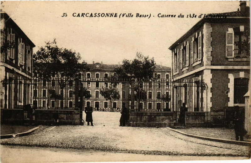 Carte postale ancienne Carcassonne Caserne du 143e d'Infanterie France à Carcassonne
