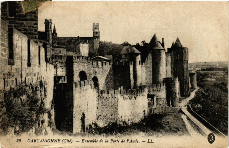 Carte postale ancienne Carcassonne Ensemble de la Porte de l'Aude France à Carcassonne