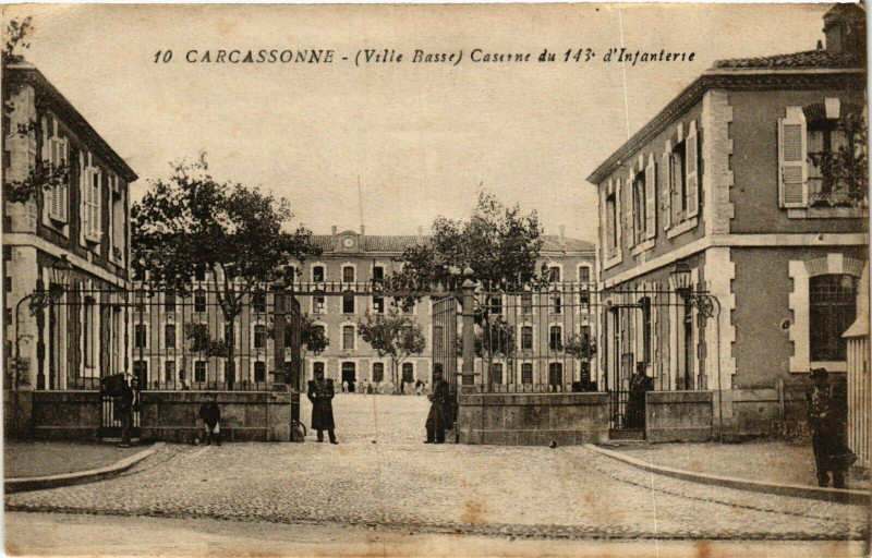 Carte postale ancienne Carcassonne Caserne du 143e d'Infanterie France à Carcassonne