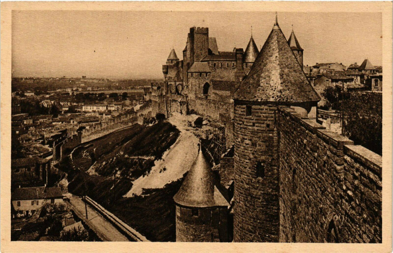 Carte postale ancienne Carcassonne Perspective du Chateau France à Carcassonne
