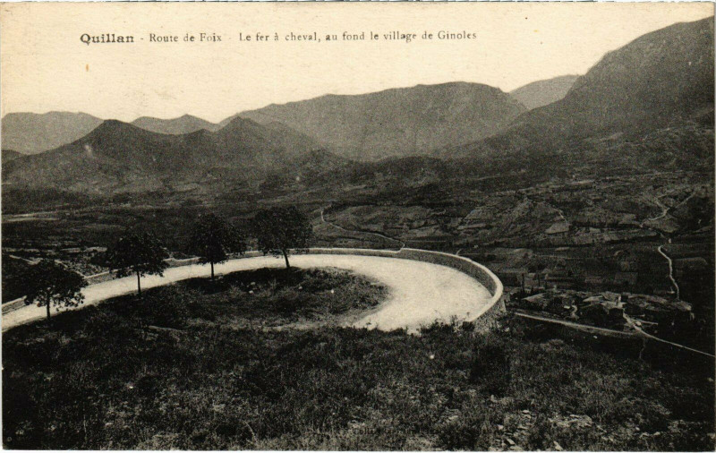 Carte postale ancienne Quillan - Route de Foix - Le fer a cheval, au fond le village à Quillan