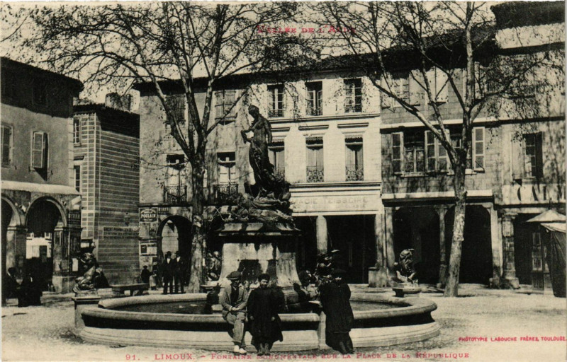 Carte postale ancienne Limour - Fondalne Monumentale et la Place de la République