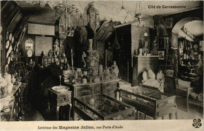 Carte postale ancienne Cité de Carcassonne - Intérieur des magasins Julien rue porte à Carcassonne