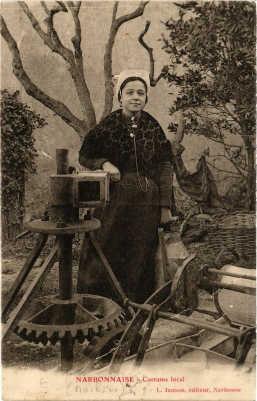 Carte postale ancienne Narbonnaise - Costume local