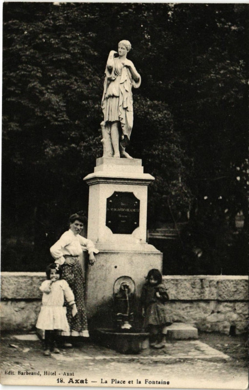 Carte postale ancienne Axat - La Place et la Fontaine à Axat