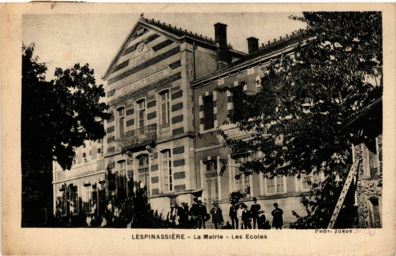 Carte postale ancienne Lespinassiere - La Mairie - Les Ecoles à Lespinassière