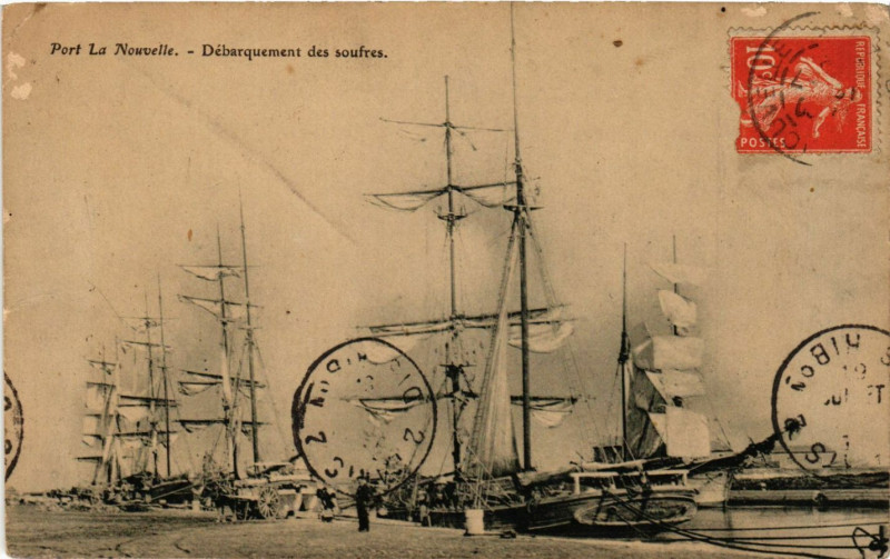 Carte postale ancienne Port La Nouvelle - Débarquement des soufres à Port-la-Nouvelle