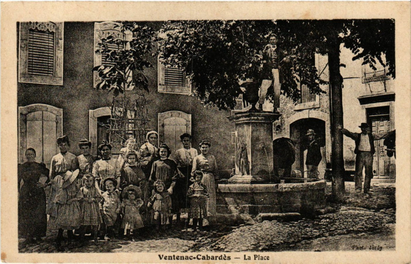 Carte postale ancienne Ventennac-Cabardés - La Place