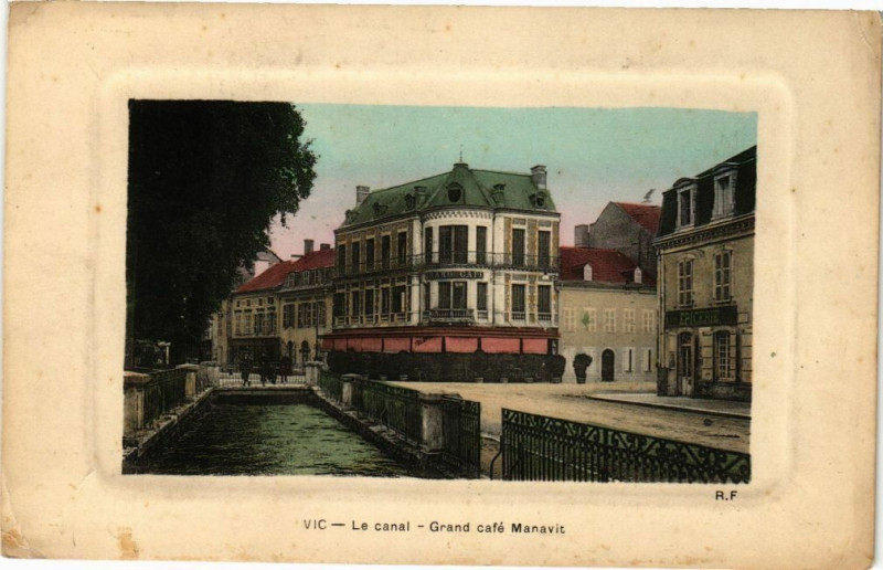 Carte postale ancienne Vic-Le Canal-Grand café Manavit