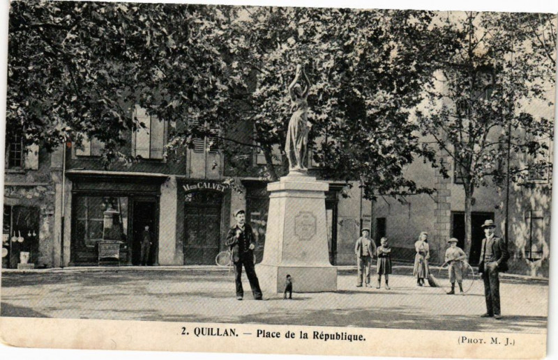 Carte postale ancienne Quillan-Place de la République à Quillan