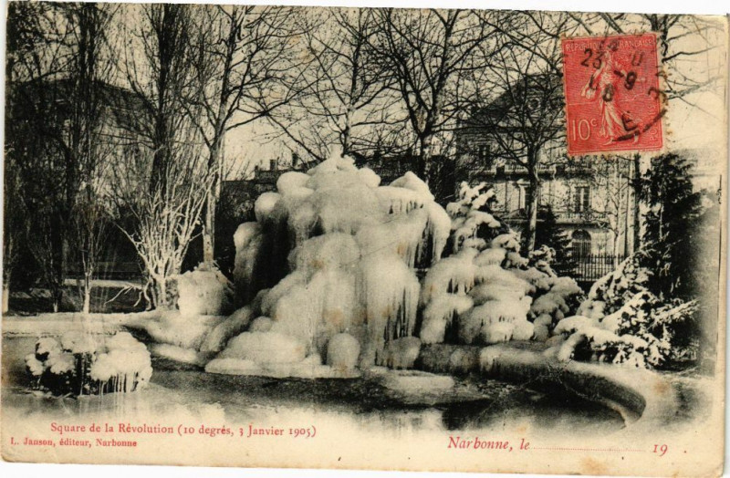 Carte postale ancienne Narbonne-Square de la Révolution à Narbonne