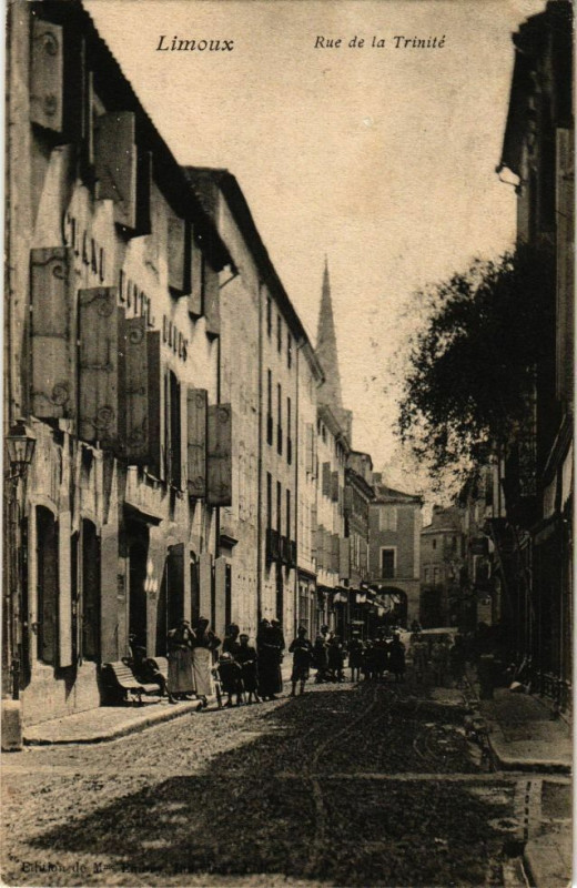 Carte postale ancienne Limoux-Rue de la Trinité à Limoux