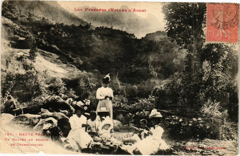 Carte postale ancienne Les Pyrénées (Vallée d'Aure) -Un gouter au dessus de tramezaygues
