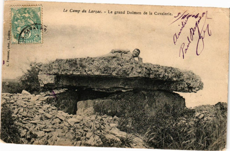Carte postale ancienne Le Camp du Larzac-Le grand Dolmen de la Cavalerie