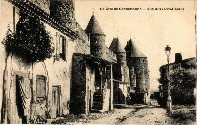 Carte postale ancienne La Cité de Carcassonne-Rue des Lices-Hautes à Carcassonne
