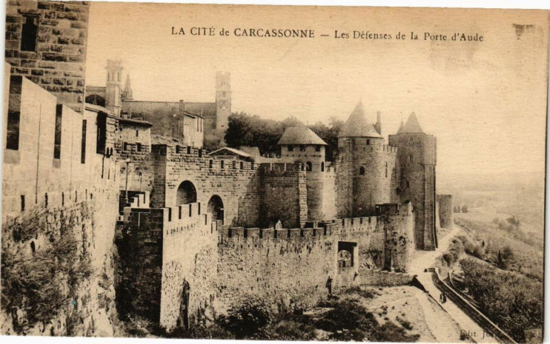 Carte postale ancienne La Cité de Carcassonne-Les Défenses de la Porte d'Aude à Carcassonne