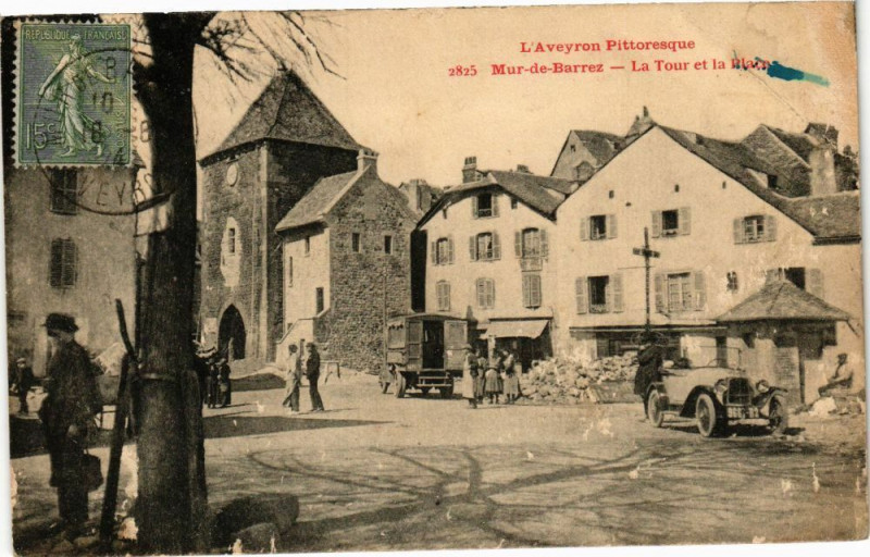 Carte postale ancienne L'Aveyron Pittoresque-Mur-de-Barrez-La Tour et la Place