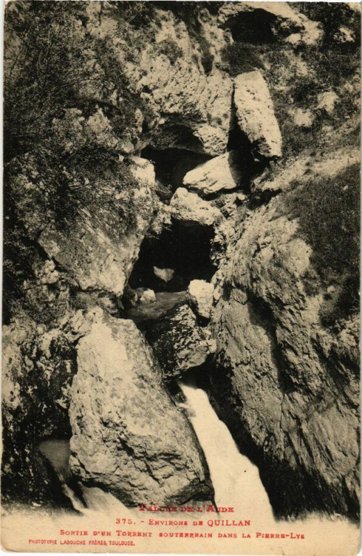 Carte postale ancienne Env. de Quillan-Sortie d'un torrent souterrain dans la PierreLys à Quillan