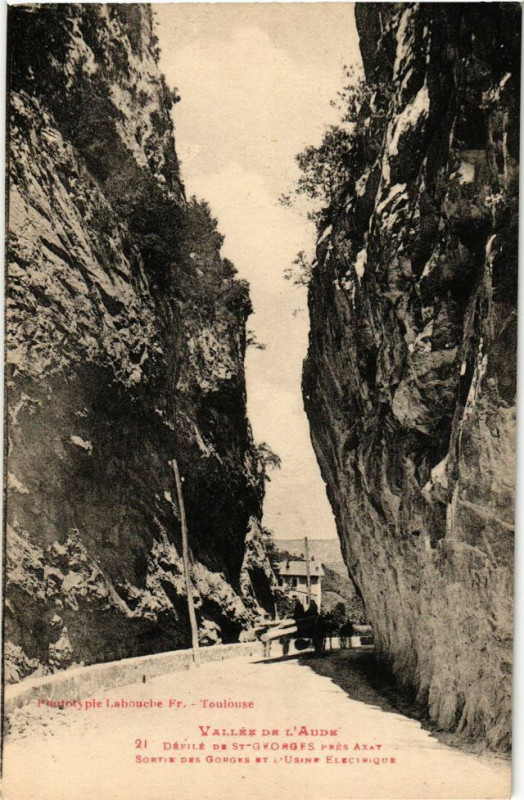 Carte postale ancienne Défilé de Saint-Georges prés Axat sortie des Gorges et l'Usine à Axat