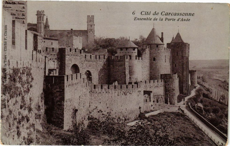 Carte postale ancienne Cité de Carcassonne-Ensemble de la Porte d'Aude à Carcassonne