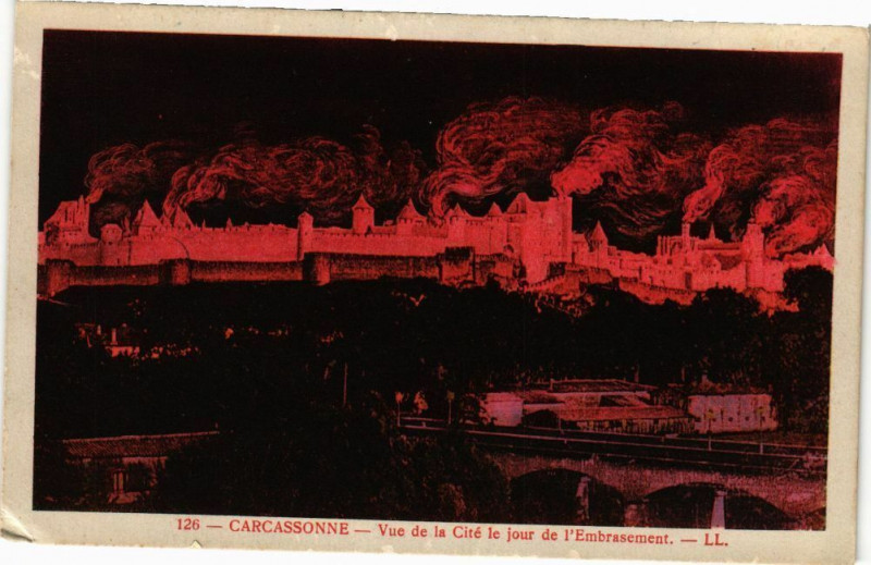 Carte postale ancienne Carcassonne-Vue de La Cité le jour de l'Embrasement à Carcassonne