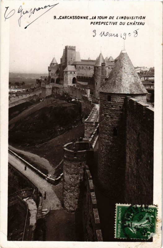 Carte postale ancienne Carcassonne-La Tour de l'Inquisition-Perspective du Chateau à Carcassonne