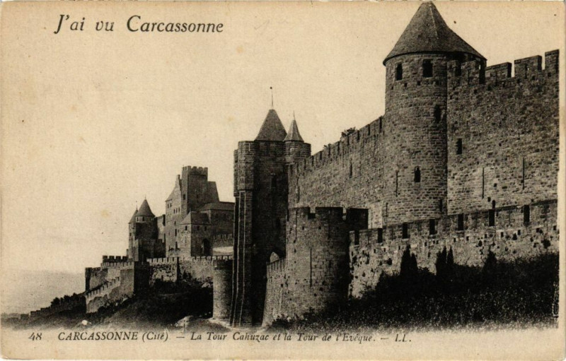 Carte postale ancienne Carcassonne-La Tour Cahuzac et la Tour de l'Evéque à Cahuzac